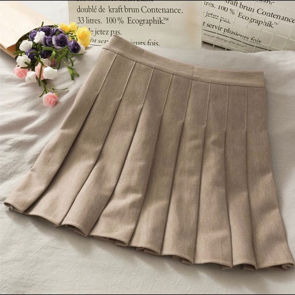 Khaki coloured pleated skirt (small) - Picture 1 of 2